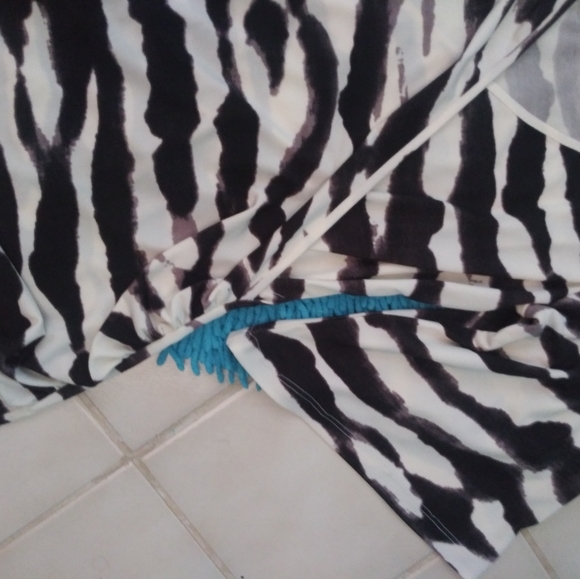 Zebra print cold shoulder blouse - Picture 5 of 6